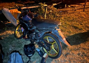 KEADAAN motosikal yang ditunggang mangsa selepas terlibat dalam kemalangan di kilometer 16.5 Jalan Melawi- Kuala Besut Pasir Puteh, Kelantan-IHSAN POLIS KELANTAN