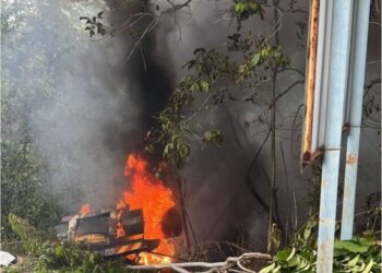 SEBUAH treler terbakar dalam nahas dua buah kenderaan berat di Kilometer 255, Lebuhraya Utara Selatan (arah Utara), di Seremban petang tadi.