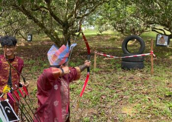 PARA peserta berbusana tradisional dalam  aktiviti  memanah semasa Kejohanan Cabaran Memanah Taktikal Tasik Rekreasi di Pusat Penyelidikan Pertanian Tun Razak, Jerantut, Pahang, baru-baru ini.  