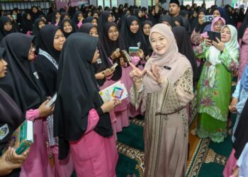 FADHLINA Sidek beramah mesra bersama pelajar pada program Jaulah Ramadan Kementerian Pendidikan Malaysia Peringkat Negeri Perak di Sekolah Raja Perempuan Taayah di Ipoh hari ini. - UTUSAN/MUHAMAD NAZREEN SYAH MUSTHAFA
