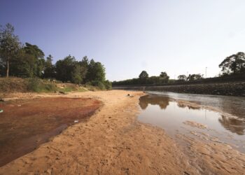 Faktor aktiviti manusia secara berterusan  menyebabkan sungai menjadi hampir kering. – gambar hiasan