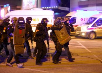 Special operations forces servicemen walk towards the Crocus City Hall concert hall following the shooting incident in Krasnogorsk, outside Moscow, on March 22, 2024. Gunmen opened fire at a concert hall in a Moscow suburb on March 22, 2024 leaving dead and wounded before a major fire spread through the building, Moscow's mayor and Russian news agencies reported. (Photo by Sergei VEDYASHKIN / Moskva News Agency / AFP) / RESTRICTED TO EDITORIAL USE - MANDATORY CREDIT "AFP PHOTO / Moskva News Agency " - NO MARKETING NO ADVERTISING CAMPAIGNS - DISTRIBUTED AS A SERVICE TO CLIENTS