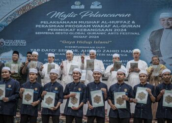 AHMAD Zahid Hamidi ketika Majlis Pelancaran Pelaksanaan Mushaf Al-Huffaz di Kompleks Nasyrul Quran di Putrajaya. - UTUSAN/FAIZ ALIF ZUBIR