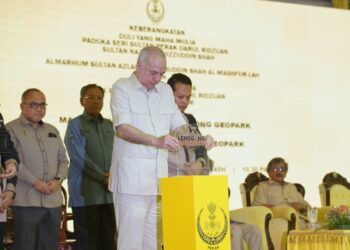 SULTAN Nazrin Muizzuddin Shah merasmikan Pemasyhuran Lenggong Geopark dan Perasmian Galeri Lenggong Geopark di Dataran Kota Tampan, Lenggong hari ini. - UTUSAN/ZULFACHRI ZULKIFLI