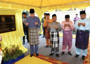 SULTAN Nazrin Muizzuddin Shah mengaminkan bacaan doa selepas baginda menyempurnakan perasmian Masjid Bandar Universiti di Seri Iskandar hari ini. – UTUSAN/ MUHAMAD NAZREEN SYAH MUSTHAFA