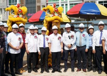 NGA Kor Ming (lima dari kanan) pada majlis pecah tanah bangunan baharu Dewan Perhimpunan Cina Perak di Ipoh hari ini. - UTUSAN/ZULFACHRI ZULKIFLI