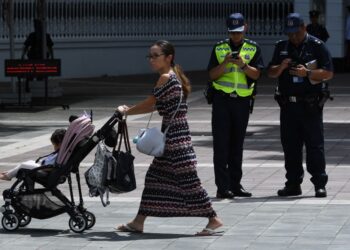 KERAJAAN Singapura merancang tingkatkan kuasa polis bagi menangkap individu mengalami masalah mentah. -AFP