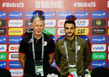 KETUA Jurulatih Oman, Jaroslav Silhavy dan kapten pasukan, Ali Al Busaidi (kanan), pada sidang akhbar pra perlawanan menentang Oman bagi pusingan Kelayakan Piala Dunia 2026 / Piala Asia 2027, di Wisma FAM, semalam.
