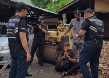 SEORANG pengemis merayu kepada pihak berkuasa agar dilepaskan setelah ditahan pihak berkuasa dalam Operasi Bersepadu Ramadan di Kota Bharu, Kelantan hari ini. -UTUSAN/MUSTAQIM MOHAMED