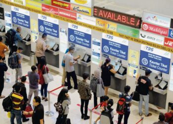 PENGUSAHA bas ekspres mendakwa mereka ditekan dengan masalah pelaksanaan sistem tiket berpusat (CTS) apabila bas dan tiket dikenakan caj tinggi oleh pihak terminal di Malaysia.