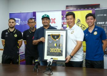 KETUA Pegawai Eksekutif (CEO) Perak FC, Bobie Farid Shamsuddin (tengah) menyampaikan cenderahati jersi Perak FC kepada Leanard Koh pada sidang akhbar di Ipoh semalam. - UTUSAN/MUHAMAD NAZREEN SYAH MUSTHAFA