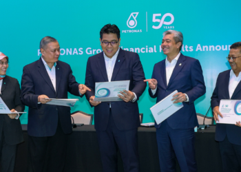 TENGKU Muhammad Taufik Tengku Kamadjaja Aziz (tengah) melihat laporan keputusan kewangan Petronas bagi tahun kewangan 2023 di Menara Berkembar Petronas di sini, semalam.-UTUSAN/FARIZ RUSADIO