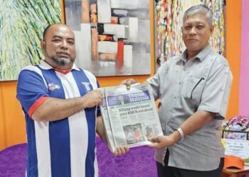 ABD. MANAF Mat (kanan) menyampaikan sumbangan 20 naskhah akhbar Utusan Malaysia kepada Guru Besar, Rosdi Mohd. Diah di Sekolah Kebangsaan (SK) Sungai Kiol di Jerantut, Pahang. – UTUSAN/HARIS FADILAH AHMAD