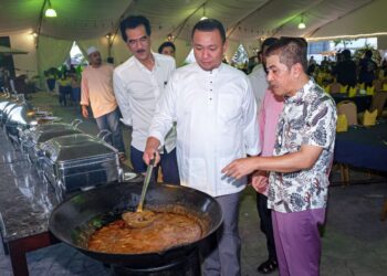 SAZALI Sabri (kanan) menunjukkan hidangan kepada Pengerusi M Corp Hotel Sdn. Bhd., Abdul Hakim Abdul Wahid pada Majlis Pelancaran Bufet Ramadan Hotel MITC, Ayer Keroh, Melaka. - UTUSAN/SYAFEEQ AHMAD