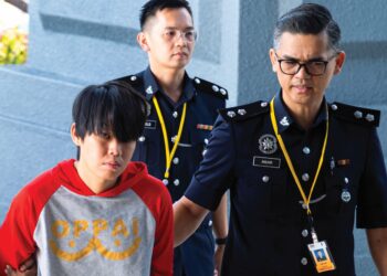 TERTUDUH Chiok Wai Loong dibawa ke di Mahkamah Sesyen Jenayah (Siber) di Mahkamah Tinggi Kuala Lumpur Jumaat lalu atas pertuduhan menghina agama Islam berkaitan isu penjualan stoking kalimah Allah dalam akaun Facebooknya. – mingguan/SHIDDIEQIIN ZON