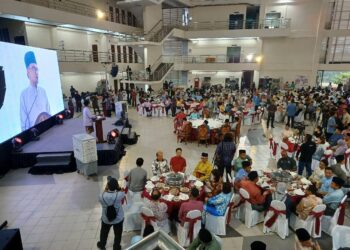 ANWAR Ibrahim berucap pada Majlis Berbuka Puasa Madani Peringkat Negeri Perak 2024 di Ipoh hari ini. - UTUSAN