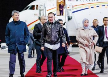 ANWAR Ibrahim tiba di Berlin bagi memulakan lawatan rasmi lima hari atas jemputan kerajaan Jerman. Mengiringinya ialah Mohamad Hasan (kiri) dan Adina Kamarudin. – JABATAN PERDANA MENTERI