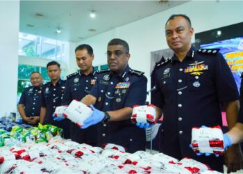 ALLAUDEEN ABDUL MAJID (dua, kanan) menunjukkan dadah yang dirampas baru-baru ini di Ibu Pejabat Kontinjen Polis Kuala Lumpur, hari ini. - UTUSAN/AMINNUDIN LOKMAN HAKIM