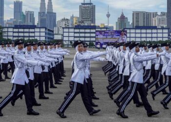 EMOLUMEN anggota polis merangkumi gaji pokok, imbuhan tetap dan lain-lain elaun diberi berdasarkan penugasan, kepakaran, risiko tugas dan juga lokasi.