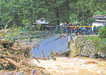 KEJADIAN kepala air di Gunung Jerai, Yan, Kedah, tiga tahun lalu meragut enam nyawa dan menjejaskan ribuan rumah, premis dan chalet pelancongan yang mendorong kerajaan memasang sistem amaran di situ. - UTUSAN/ SHAHIR NOORDIN