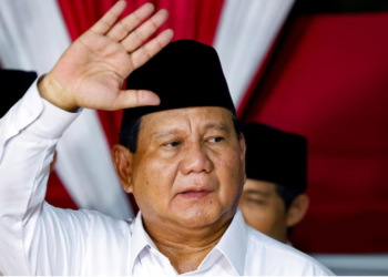 PRABOWO Subianto melambai ke arah penyokongnya ketika menyampaikan ucapannya selepas Suruhanjaya Pilihan Raya Indonesia mengumumkan keputusan pilihan raya presiden bulan lalu, di Jakarta, Indonesia, semalam. -REUTERS