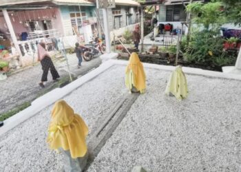 KEADAAN rumah penduduk yang dibina berdekatan dengan makam Sultan Perak di Kampung Terengganu, Teluk Intan, Perak. – UTUSAN/AIN SAFRE BIDIN