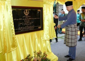 SULTAN Nazrin Muizzuddin Shah berkenan merasmikan Masjid Bandar Universiti di Seri Iskandar dekat Parit, Perak, semalam. – UTUSAN/MUHAMAD NAZREEN SYAH MUSTHAFA