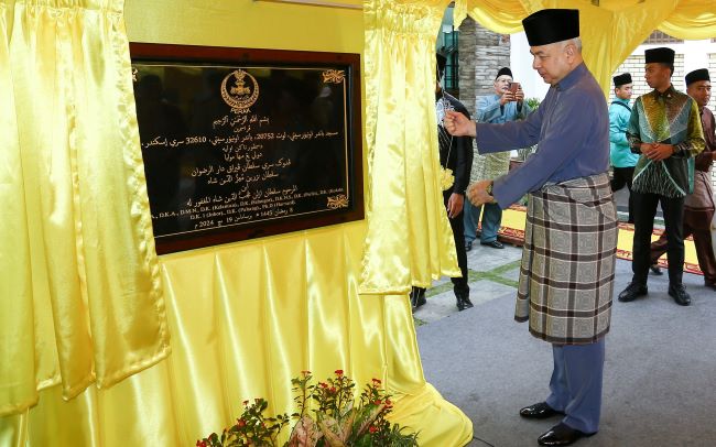 Sultan Nazrin rasmi Masjid Bandar Universiti di Seri Iskandar