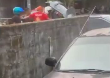 SEORANG lelaki dipukul beberapa individu sebelum dimasukkan ke dalam sebuah kenderaan dipercayai berlaku di Taman Kota Masai, Pasir Gudang, Johor Bahru semalam.
