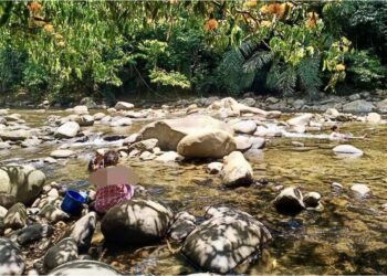 PENDUDUK Kampung Belatik, Kimanis terpaksa mandi di sungai susulan masalah air yang berlaku sejak sebulan lalu.