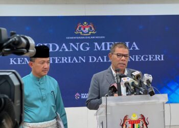SAIFUDDIN Nasution Ismail bercakap pada sidang akhbar di KDN, Putrajaya. - UTUSAN/KAMARIAH KHALIDI