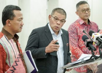 SAIFUDDIN Nasution Ismail ketika sidang akhbar di KDN, Putrajaya. - UTUSAN/FAISOL MUSTAFA