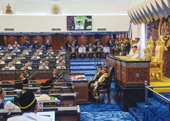 SULTAN Ibrahim Sultan Iskandar pada Istiadat Pembukaan Mesyuarat Pertama Penggal Ketiga Parlimen Ke-15, pada 26 Februari lalu menitahkan ahli Parlimen menjaga adab dan tatatertib. -GAMBAR JABATAN PENERANGAN MALAYSIA