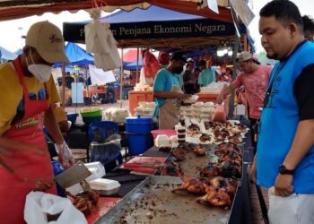 PENGUNJUNG Bazar Stadium Shah Alam beratur menunggu giliran membeli martabak untuk hidangan berbuka puasa di  Seksyen 13,  Shah Alam, Selangor. – UTUSAN/MOHAMAD NAUFAL MOHAMAD IDRIS