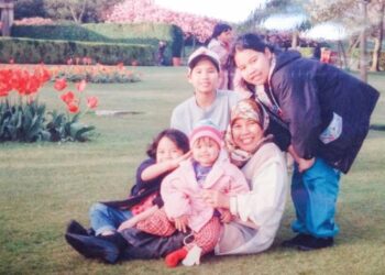 WAN ALYA bersama ibu dan adik-beradiknya selepas mendapatkan rawatan dari sebuah hospital di England, London.