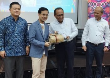 AHMAD FEDTRI Yahya (dua dari kiri) menerima cenderamata daripada Dr. Zaharudin Othman (tiga dari kiri) selepas Forum Bahasa Melayu dan Nilai Komersial di Seremban, semalam.-UTUSAN/NAZARUDIN SHAHARI.