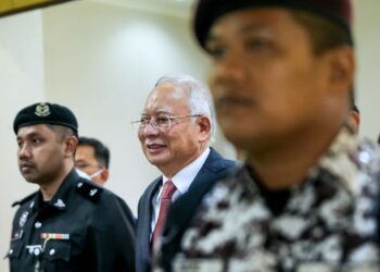 NAJIB Tun Razak hadir di Mahkamah Tinggi Kuala Lumpur bagi mendengar bicara kes saman SRC International terhadapnya. - UTUSAN/M. FIRDAUS M. JOHARI