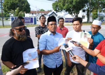 WAKIL NGO yang membuat laporan polis isu kalimah Allah pada stoking di Balai Polis Sungai Senam, Ipoh hari ini. - UTUSAN/ZULFACHRI ZULKIFLI