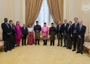 Yang di-Pertuan Agong Sultan Ibrahim Sultan Iskandar berkenan berangkat menyempurnakan Istiadat Penyerahan Watikah Pelantikan 11 ketua perwakilan asing ke Malaysia dan Istiadat Pengurniaan Watikah Pelantikan kepada Duta Malaysia ke Luar Negara di Istana Negara, hari ini.