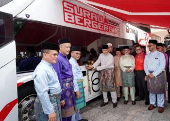 AHMAD Zahid Hamidi ketika gimik merasmikan surau bergerak JAWI di pekarangan Masjid Putra di Putrajaya. - UTUSAN/FAISOL MUSTAFA
