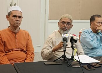 SYED Abu Hussin Hafiz Syed Abdul Fasal (tengah) dalam sidang akhbar pada majlis berbuka puasa di Taiping semalam. - UTUSAN