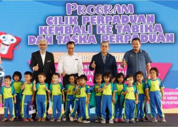 AARON Ago Dagang (belakang, dua kanan) bersama murid yang mendapat sumbangan daripada JPNIN di Rumah Pangsa Impian, Kuala Langat, Selangor hari ini. - UTUSAN/ MOHAMAD NAUFAL MOHAMAD IDRIS