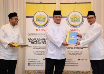 Tuanku Syed Faizuddin Putra menyerahkan watikah pelantikan sebagai Ahli Majlis MAIPs kepada Rakan Kongsi Urusan Malaysia Ernst & Young, Datuk Abdul Rauf Rashid sambil disaksikan oleh Timbalan Yang DiPertua MAIPs, Dr Hazman Hassan di sebuah hotel di ibu negara, semalam.