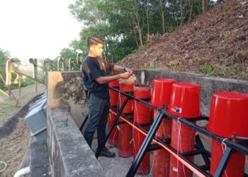 SHAFUAN Shafie melakukan persiapan menyalakan bedilan bunga api di puncak Bukit Taman Panorama, Kuala Terengganu, semalam.