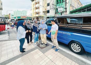 YUSOP Ahmad (kanan) menawarkan khidmat Tuk Tuk kepada pelancong dari Malaysia di Hatyai, Thailand, semalam. – UTUSAN/KAMALIZA KAMARUDDIN