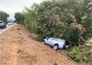 KEADAAN kereta dipandu pelajar wanita terbabit selepas terlibat kemalangan di Kilometer 4, Jalan Kota Tinggi-Kulai di sini semalam.