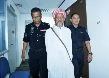 AB Malik Hussain ketika didakwa di Mahkamah Sesyen Ipoh, Perak Julai lalu atas dua pertuduhan membuat hantaran jelik terhadap Yang di-Pertuan Agong menerusi kumpulan Whatsapp. - UTUSAN/MUHAMAD NAZREEN SHAH MUSTHAFA