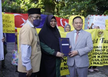 WAN SAIFUL Wan Jan (kanan) menerima memorandum NGO yang mendesak pengeluaran KWSP bersasar di Parlimen.-GAMBAR/FACEBOOK WAN SAIFUL WAN JAN 