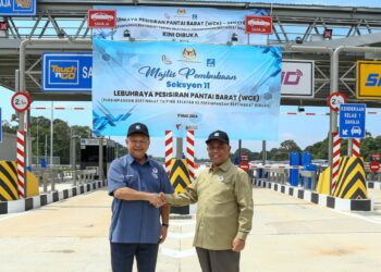 ALEXANDER Nanta Linggi (kiri) dan Saarani Mohamad pada perasmian pembukaan Lebuhraya WCE Seksyen 11 dari Persimpangan Bertingkat Taiping Selatan ke Persimpangan Bertingkat Beruas di Changkat Jering hari ini. - UTUSAN/MUHAMAD NAZREEN SYAH MUSTHAFA