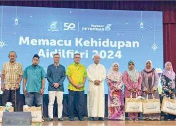 SEBAHAGIAN penerima sumbangan kelengkapan Ramadan dan Aidilfitri daripada Yayasan Petronas di Kuala Terengganu, kelmarin. – UTUSAN/KAMALIZA KAMARUDDIN
